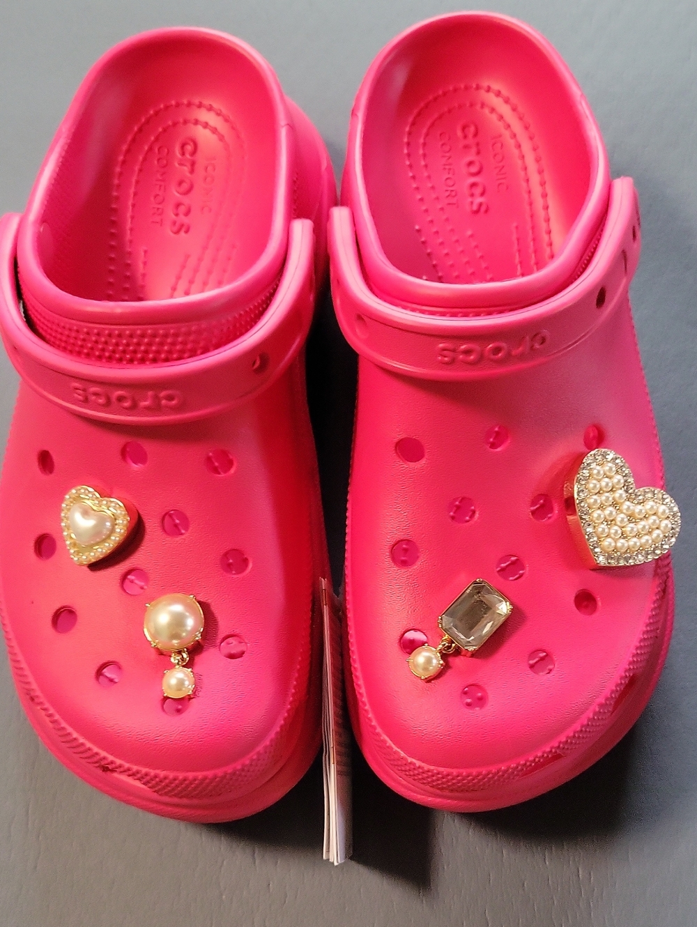 Crocs clásicos para mujer con plataforma en color rosa vibrante. Totalmente Nuev